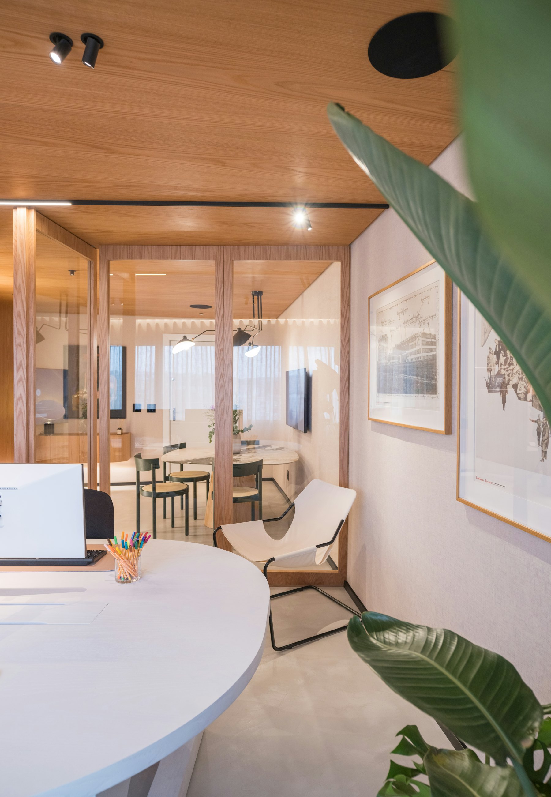 Espace de bureaux entretenu, parois vitrées et mobilier