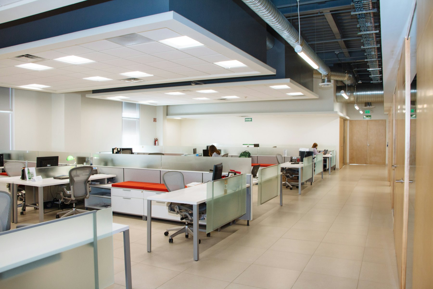 Open space de bureaux propre et lumineux
