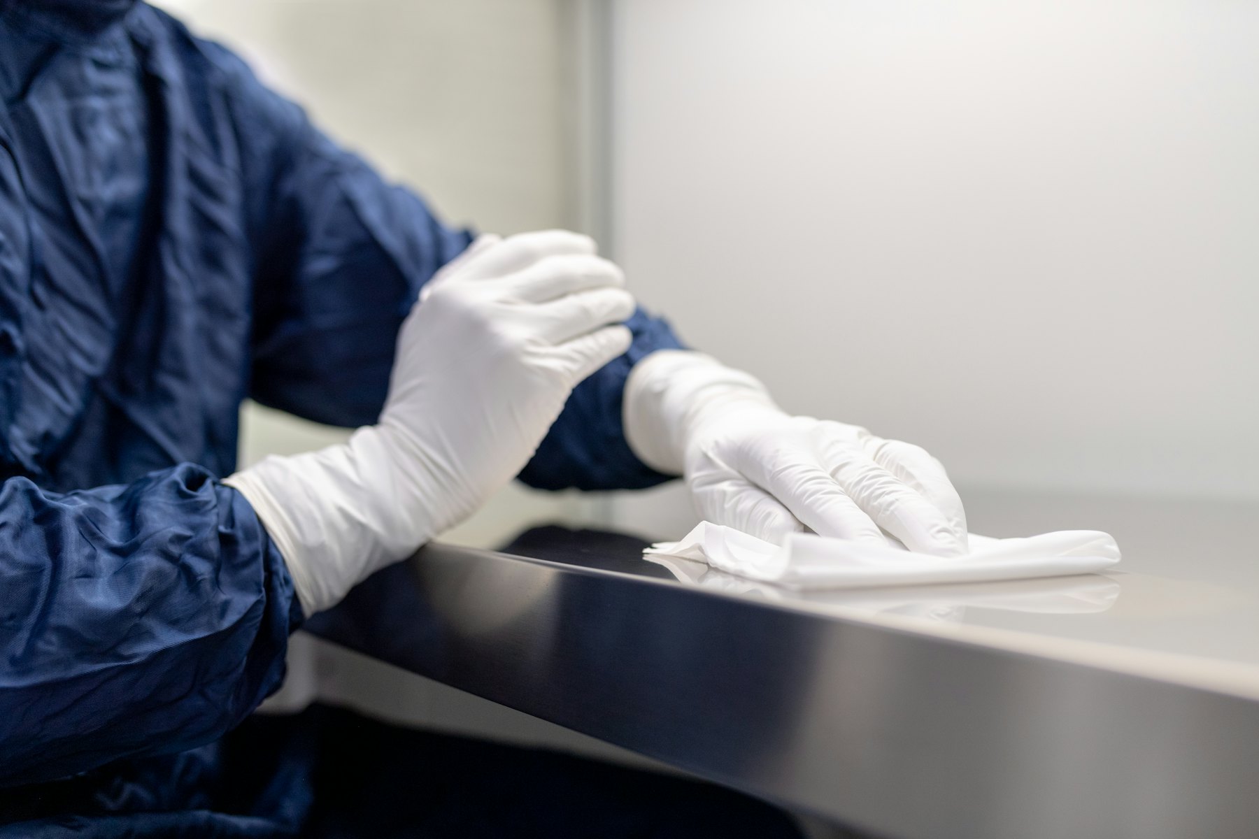 Essuyage minutieux d'une surface lors d'une remise en état